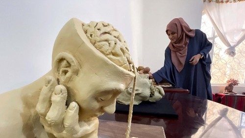 Artist and sculptor Amal Fadl works on a sculpture, inspired by the ongoing conflict in Gaza, at her studio in Sanaa, Yemen July 18, 2024. REUTERS/Khaled Abdullah