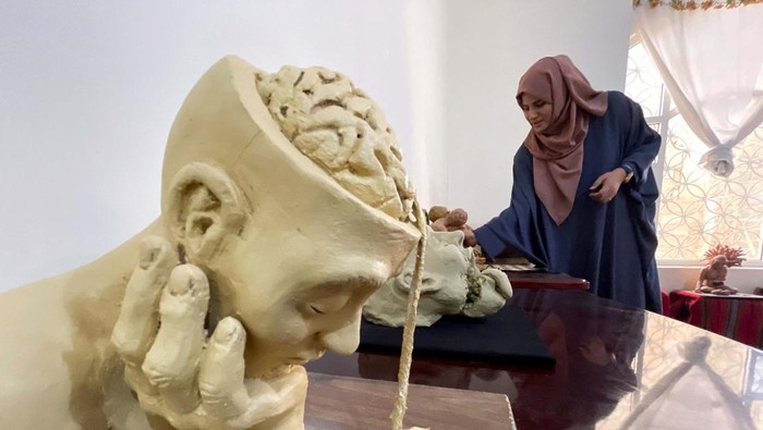 Artist and sculptor Amal Fadl works on a sculpture, inspired by the ongoing conflict in Gaza, at her studio in Sanaa, Yemen July 18, 2024. REUTERS/Khaled Abdullah