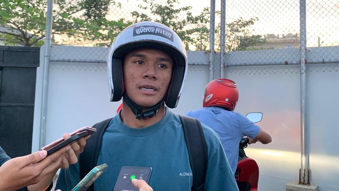 Pemain PSM Makassar Abdul Rahman saat diwawancarai usai latihan di Stadion Kalegowa.