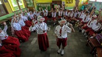 Sejumlah siswa menggunakan teknologi virtual reality (VR) saat mengikuti kegiatan belajar mengajar oleh mahasiswa Universitas Muhammadiyah Malang (UMM) di SDN 03 Tumpang, Malang, Jawa Timur, Selasa (6/8/2024).