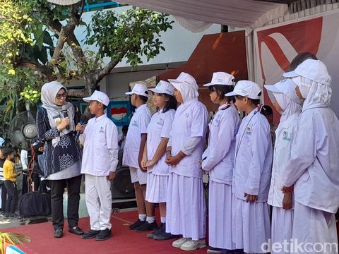 Bupati Demak Eisti'anah menghadiri launching Bocil Gemoy untuk jadi pionir cegah demam berdarah di SDN Batursari 7, Mranggen, Demak, Selasa (6/8/2024).