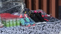 Barang-barang impor ilegal ini membuat UMKM dan perusahaan tekstil merugi karena harga barang impor masih terbilang murah.  
