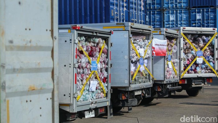 Penampakan Barang Senilai 46 M yang Disita Satgas Impor Ilegal Petugas bersenjata menjaga barang ilegal sitaan di Penimbunan Pabean Bea dan Cukai, Cikarang, Selasa (6/8/2024).