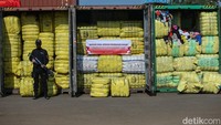 Petugas bersenjata menjaga barang ilegal sitaan di Penimbunan Pabean Bea dan Cukai, Cikarang, Selasa (6/8/2024).  