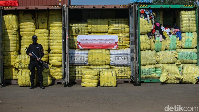 Petugas bersenjata menjaga barang ilegal sitaan di Penimbunan Pabean Bea dan Cukai, Cikarang, Selasa (6/8/2024).