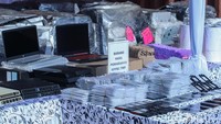 Selain itu ada pula beberapa produk jadi seperti karpet, handuk, perlak sebanyak 695 produk, 332 pack tekstil, 43 kosmetik, 371 alas kaki, 5.896 garmen, gulungan kain 20.000 rol dan 6.578 elektronik seperti laptop, handphone, mesin fotocopy dll.  