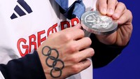 Panitia penyelenggara di Paris mendapatkan keringanan dari Komite Olimpiade Internasional (IOC), yang memungkinkan mereka mengubah sedikit desain dengan menambahkan Menara Eiffel ke medali. Getty Images/Clive Rose 