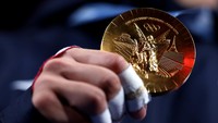 Desain medali adalah bagian penting dari estetika setiap Olimpiade, bersama dengan logo, maskot, dan upacara pembukaan. Getty Images/Steph Chambers 