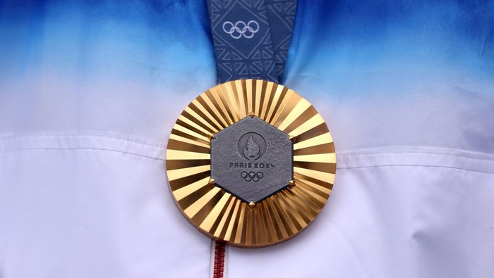 PARIS, FRANCE - AUGUST 03: A detailed view of the gold medal of Sihyeon Lim of Team Republic of Korea, (obscured) on the podium after the Women’s Individual Archery competition on day eight of the Olympic Games Paris 2024 at Esplanade Des Invalides on August 03, 2024 in Paris, France. (Photo by Alex Pantling/Getty Images)
