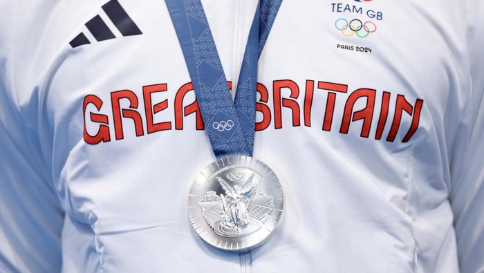 Penampakan Medali Olimpiade Paris 2024, Terbuat dari Potongan Menara Eiffel NANTERRE, FRANCE - JULY 28: A detailed view of the silver medal worn by Silver Medalist Adam Peaty of Team Great Britain following the Swimming medal ceremony after the Menβs 100m Breaststroke Final on day two of the Olympic Games Paris 2024 at Paris La Defense Arena on July 28, 2024 in Nanterre, France. (Photo by Quinn Rooney/Getty Images)
