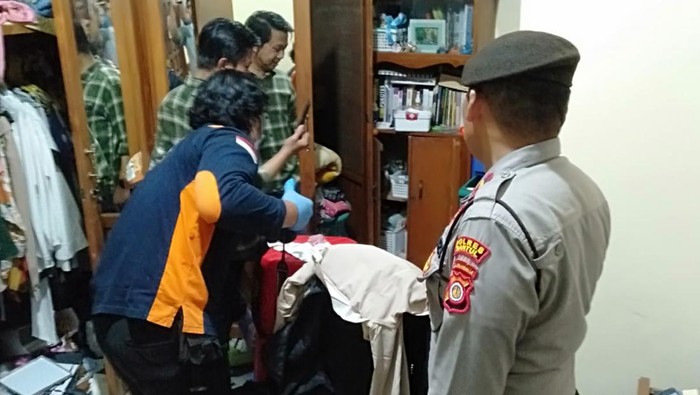 Polisi saat melakukan olah TKP di salah satu rumah yang menjadi sasaran pencurian di Kasihan, Bantul.