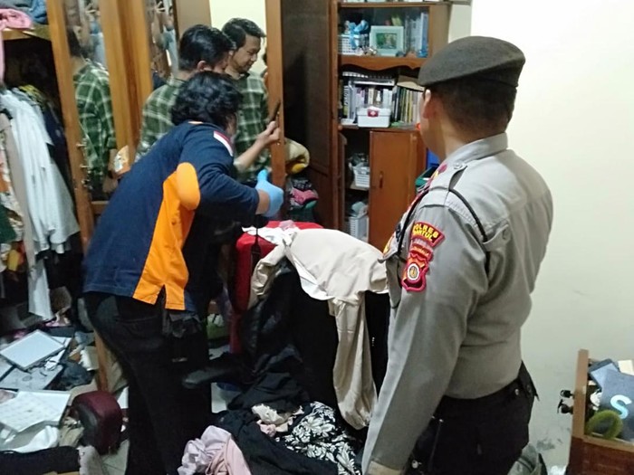 Polisi saat melakukan olah TKP di salah satu rumah yang menjadi sasaran pencurian di Kasihan, Bantul.