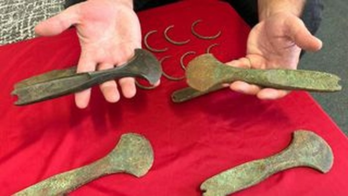 Penemuan artefak Zaman Perunggu mencakup gagang kapak serta gelang lengan di Budyně nad Ohří, Ceko