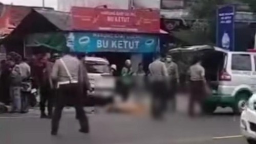 Pengendara motor tewas akibat lakalantas di Jalan Ir Soekarno, Tabanan, Bali, Selasa (6/8/2024). (Tangkapan layar video viral)