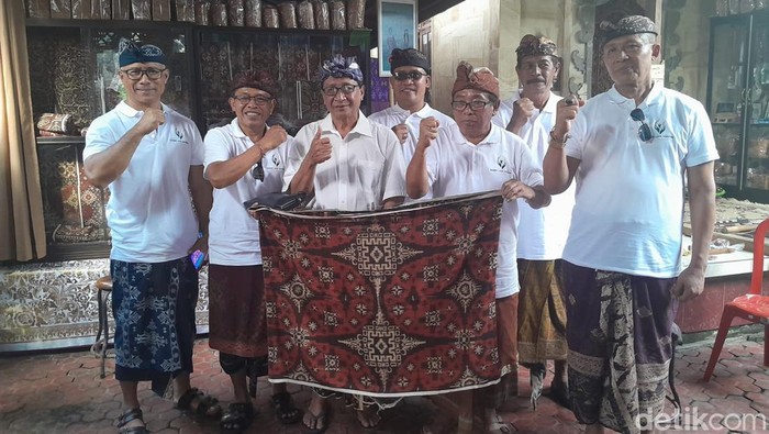 Yayasan Agung Jaya Mandiri memberikan penghargaan dan bantuan kepada tokoh pengabdi seni dan budaya di Karangasem, Selasa (6/8/2024).