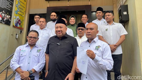 Pengurus PKB NTB melaporkan Lukman Edy ke Mapolda NTB pada Selasa (6/8/2024). (Foto: Helmy Akbar/detikBali)