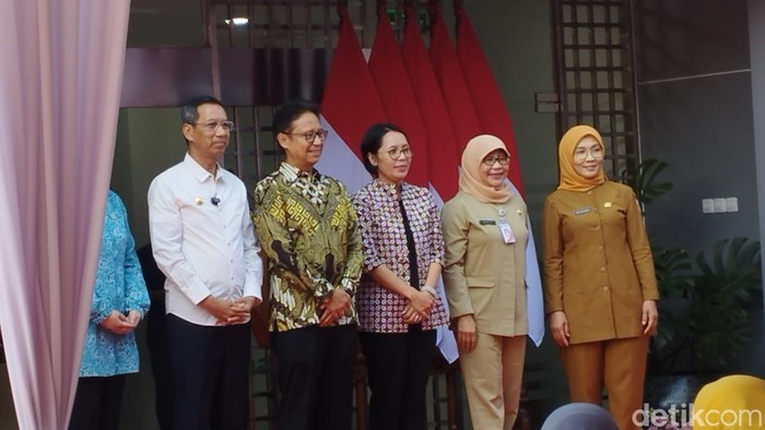 Penjabat (Pj) Gubernur DKI Jakarta Heru Budi Hartono bersama Menteri Kesehatan (Menkes) Budi Gunadi Sadikin meresmikan Puskesmas Tebet dan Puskesmas Pasar Minggu, Jakarta Selatan (Belia/detikcom).