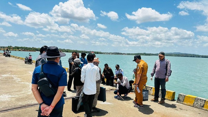 Penyidik Ditreskrimsus Polda Kepri dan BPK RI melakukan pemeriksaan dan pengujian fisik atas proyek pembangunan fasilitas Pelabuhan Tanjung Moco pada Senin (6/8). (Istimewa)