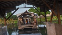 Pengendara motor menumpang perahu eretan di Kali Rawa Malang, Cilincing, Jakarta Utara, Senin (5/8/2024).