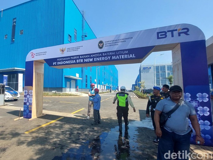 Persiapan acara peresmian PT Indonesia BTR New Energy Material oleh Presiden Joko Widodo (Jokowi), Selasa (6/8/2024).