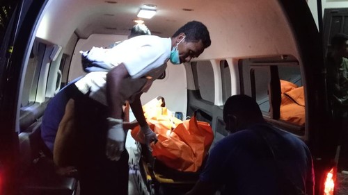 Petugas mengevakuasi jenazah pegawai Bank NTT yang tewas di dalam kamar kos di belakang Gereja GMIT Kota Baru, Jalan Ade Irma Nomor II, Kelurahan Kelapa Lima, Kota Kupang, NTT, Senin (5/8/2024). (Dok. Polresta Kupang Kota)