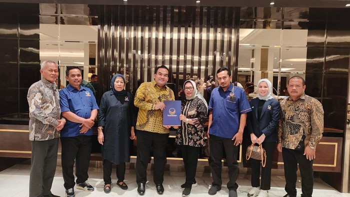 Pasangan ASRI menerima surat rekomendasi dari Partai NasDem di Kantor DPP Partai Nasdem, Jakarta.