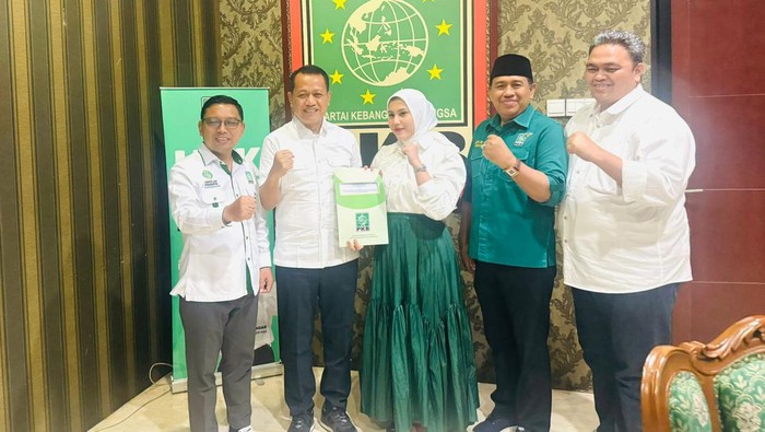 Wakil Sekretaris Jendral DPP PKB bersama Wakil Ketua DPW PKB Jateng, dan Ketua DPC PKB Kudus saat memberikan surat rekomendasi dukungan kepada pasangan Samani dan Bellinda DPP PKB Jalan Raden Saleh Jakarta, Senin (5/8) malam.