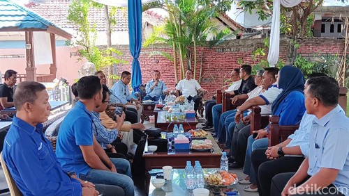 Aji Man dan Feri Sofiyan, menghadiri rapat pembentukan tim koalisi partai pengusung, PAN, PKS, dan Demokrat, Selasa (6/8/2024). (Dok. Rafiin/detikBali)