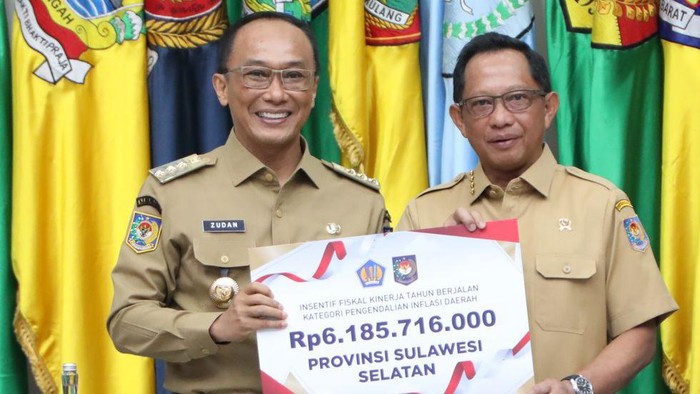Pj Gubernur Sulsel Zudan Arif Fakrulloh menerima penghargaan insentif fiskal pengendalian infasi.