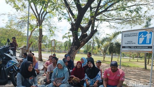Sejumlah PKL Taman Alun-alun Tastura Lombok Tengah menampilkan teatrikal terlantar di lokasi berjualan. Foto: (Edi Suryansyah/detikBali)