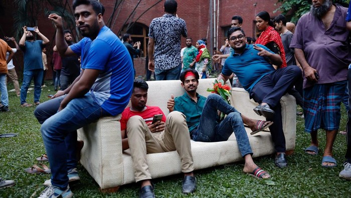 People carry furniture and other items from the Ganabhaban, the Prime Minister's residence, after the resignation of Prime Minister Sheikh Hasina in Dhaka, Bangladesh, August 5, 2024. REUTERS/Mohammad Ponir Hossain     TPX IMAGES OF THE DAY