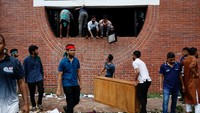 Orang-orang membawa perabotan dan barang-barang lainnya dari Ganabhaban, kediaman Perdana Menteri Sheikh Hasina di Dhaka, Bangladesh, Senin (5/8/2024). 