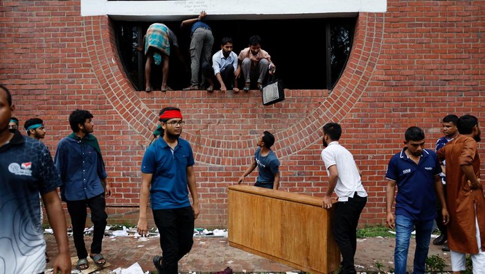 People carry furniture and other items from the Ganabhaban, the Prime Minister's residence, after the resignation of Prime Minister Sheikh Hasina in Dhaka, Bangladesh, August 5, 2024. REUTERS/Mohammad Ponir Hossain     TPX IMAGES OF THE DAY