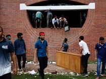 PM Bangladesh Mundur, Istananya Dijarah Demonstran