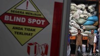 Barang bukti hasil kejahatan tersebut juga ditampilkan.
