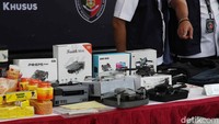Total kerugian negara akibat kasus ini diperkirakan mencapai Rp 13 M.