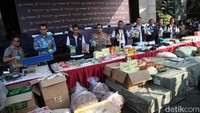 Kabid Humas Polda Metro Jaya Kombes Pol Ade Ary Syam Indradi, Wakil Direktur Reserse Kriminal Khusus Polda Metro Jaya AKBP Hendri Umar, Kasubdit Indag AKBP Victor Daniel Henry Inkiriwang dan jajarannya menunjukkan barang bukti pengungkapan kasus di bidang ekonomi dalam konferensi pers di Mapolda Metro Jaya, Jakarta, Selasa (6/8/2024).