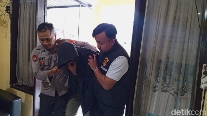 Polisi amankan pelaku penjambretan di dalam mobil elf saat melaju di Jalan Raya Cadas Pangeran.