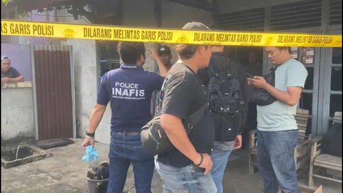 Polisi melakukan olah TKP di rumah pria bakar istri di Kubu Raya.