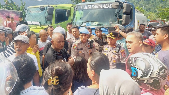 Polisi saat menengahi warga yang menutup akses Jalan Teluk Bayur menuju Lubuk Bergalung (dok. Polresta Padang).