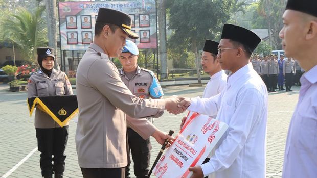 Polres Malang memberikan bantuan ke sejumlah rumah ibadah, pondok pesantren, dan panti asuhan di Kabupaten Malang
