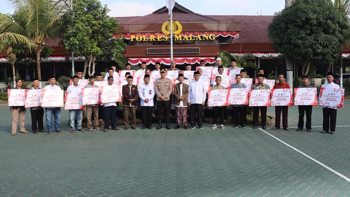 Polres Malang memberikan bantuan ke sejumlah rumah ibadah, pondok pesantren, dan panti asuhan di Kabupaten Malang