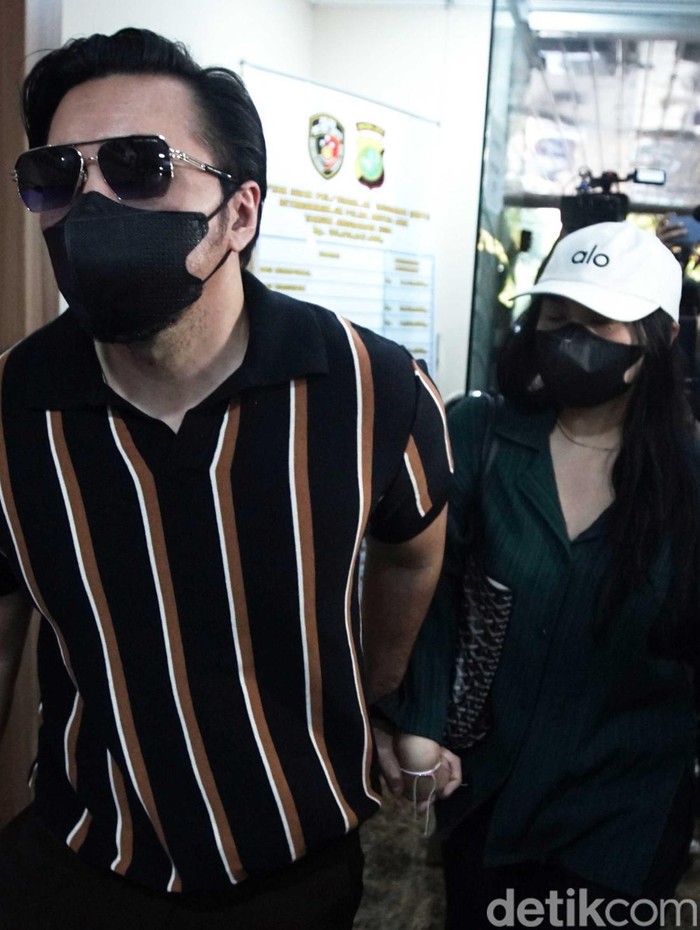 Musisi David Bayu dan anaknya Audrey Davis tiba di Polda Metro Jaya, Selasa (6/8/2024). Audrey Davis diperiksa untuk dimintai keterangan terkait video syur yang viral.