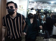 Genggaman David Bayu saat Audrey Davis Jalani Pemeriksaan