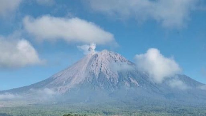 Potret Gunung Semeru usai mengalami erupsi pada Selasa pagi.