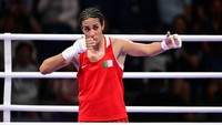 Namun Komite Olimpiade Internasional (IOC) pada tahun lalu sudah mencabut status IBA sebagai badan yang mengatur tinju internasional. Hal ini terkait persoalan tata kelola dan keuangan. IOC kemudian mengambil alih cabor tinju di Olimpiade Paris dan menerapkan aturan dari Olimpiade 2026 dan 2020 (2021). Kini IBA tidak lagi diakui oleh federasi tinju internasional. (Mehmet Murat Onel/Anadolu via Getty Images)