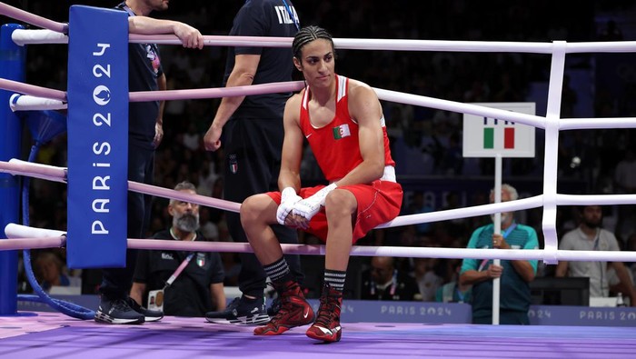 Potret Imane Khelif dan Lin Yu-ting, Petinju Wanita yang Disebut Laki-laki PARIS, FRANCE - AUGUST 01: Imane Khelif of Team Algeria looks on after Angela Carini of Team Italy abandons the Women's 66kg preliminary round match in the first round on day six of the Olympic Games Paris 2024 at North Paris Arena on August 01, 2024 in Paris, France. (Photo by Richard Pelham/Getty Images)