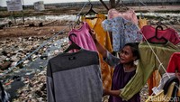 Warga menjemur pakaian di permukiman kumuh Muara Baru, Jakarta.  