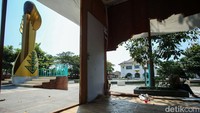 Meski rusak, namun hingga kini belum ada penanganan untuk diperbaiki ataupun dibongkar.