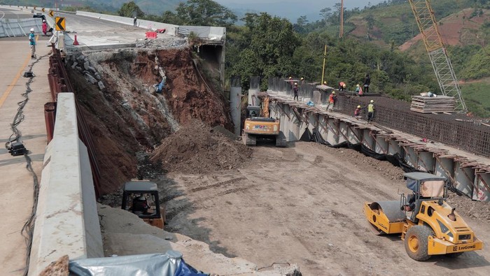 Pekerja menyelesaikan perbaikan ruas jalan tol Bocimi KM 64 yang amblas di Kabupaten Sukabumi, Jawa Barat, Selasa (6/8/2024). Kementerian PUPR menyatakan penanganan permanen pada ruas tol yang terdampak longsor telah mencapai 50 persen dan ditargetkan rampung pada akhir 2024. ANTARA FOTO/Henry Purba/agr/Spt.